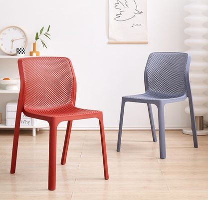 Gri Plastik Yüklenebilir Dış Yemek Sandalyeleri PP Plastik Rattan Yemek Sandalyeleri